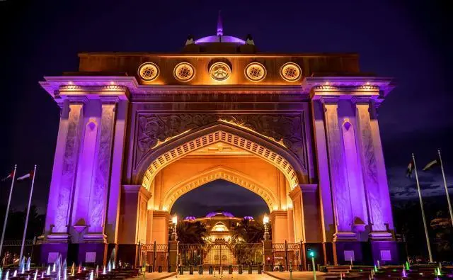 阿聯(lián)酋阿布扎比皇宮酒店設(shè)計極其豪華，耗資30億美元