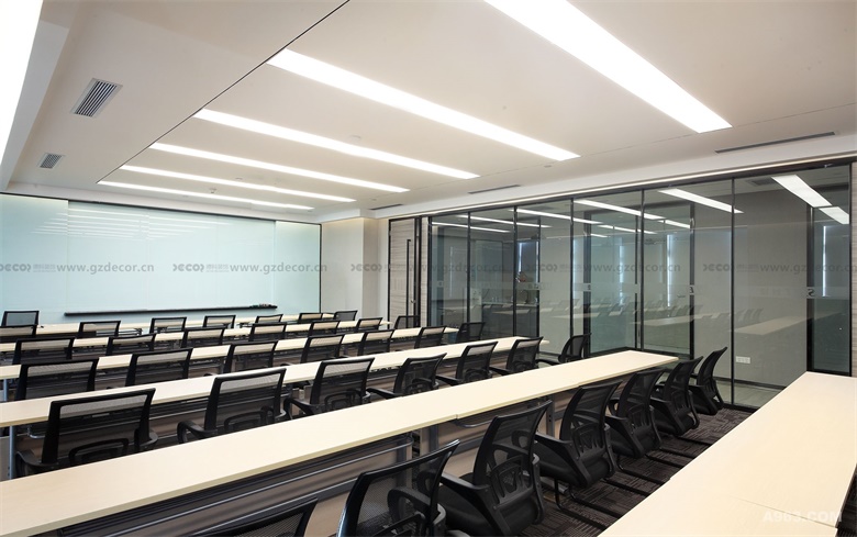 辦公室裝飾公司是否提供辦公室的工作站和辦公桌的配置方案？