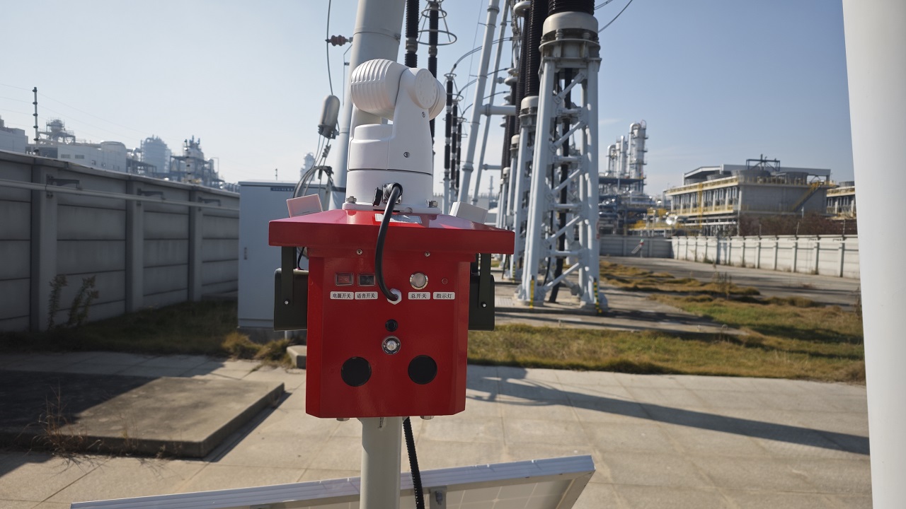 重慶變電站“防鳥(niǎo)衛(wèi)士”：特力康一體化驅(qū)鳥(niǎo)器守護(hù)山城電網(wǎng)